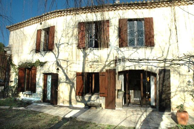 35 km far from Avignon, mill of the 18th century restored and extended